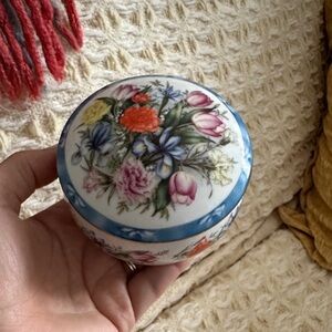 Working Vintage Floral Ceramic Trinket Box